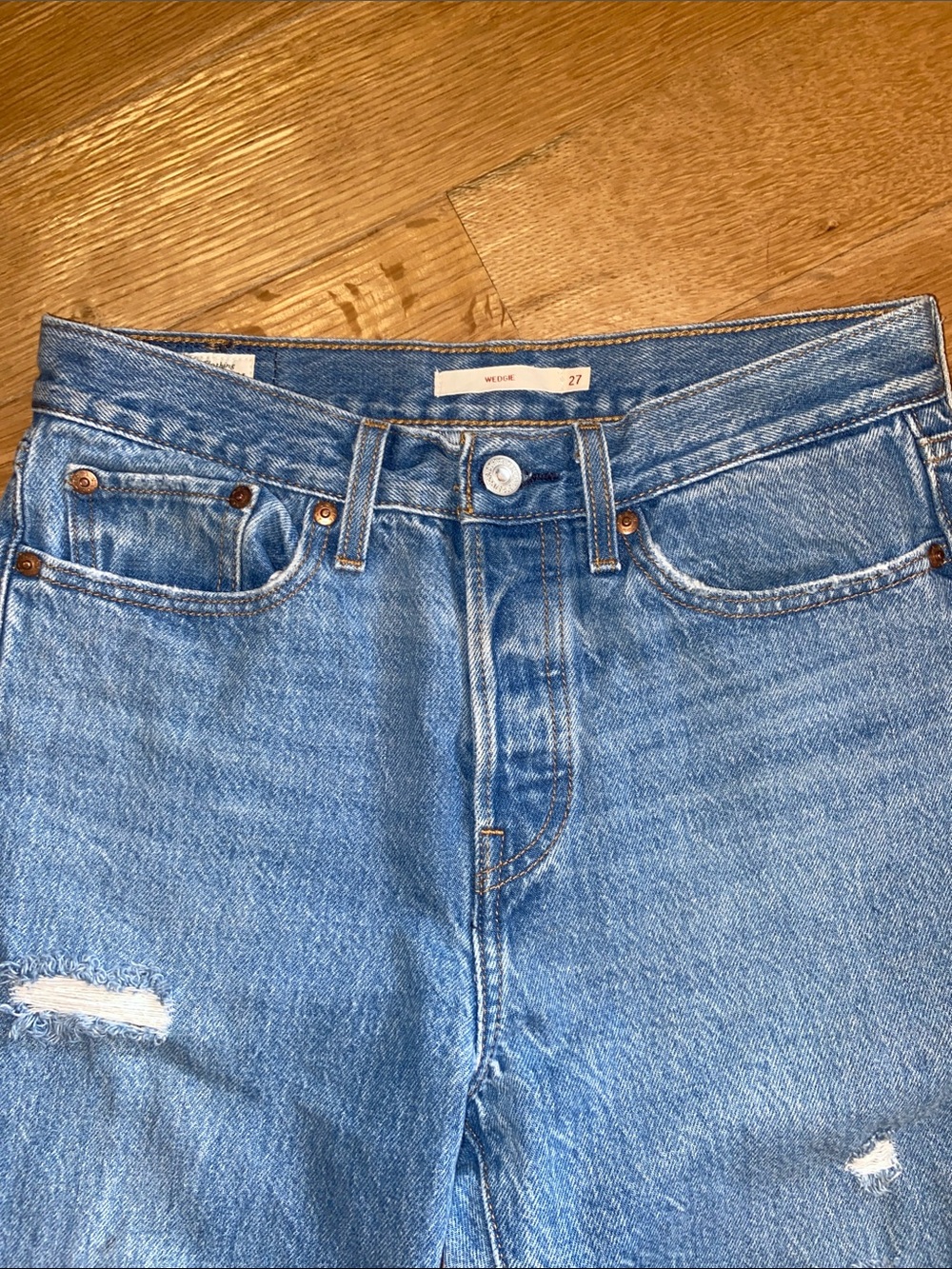 Levi’s Wedgie Fit Blue Denim Jeans Factory Distressed Button Fly Tapered 27 - Picture 8 of 16